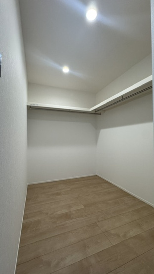【収納】 | madre court浜寺石津町西4 | 7.2帖の洋室には、WIC付き！シーズン、シーズンオフに問わず多くの衣類が収納可能。季節家電も収納できる大型サイズです。