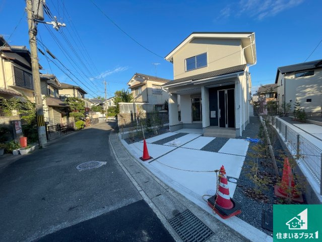 京都市西京区嵐山茶尻町　第2期　新築一戸建ての前面道路含む現地写真|周辺は閑静な住宅街！前面道路広々で車の出し入れも便利です。駐車が苦手な方でも安心して車庫入れできます！