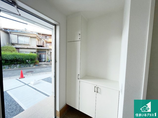 京都市西京区嵐山茶尻町　第2期　新築一戸建ての玄関|シューズボックスにはたくさんの靴が収納できるので玄関周りはいつもスッキリ！ご家族が増えても安心！