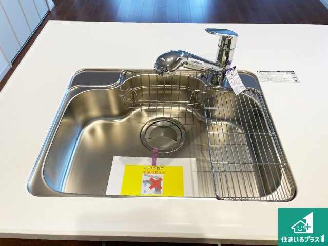 京都市西京区嵐山茶尻町　第2期　新築一戸建ての設備|蛇口の先端に浄水器を内蔵しています！原水と浄水、お湯と冷水、シャワーの切替えがワンタッチなので用途によって使い分けられます。
