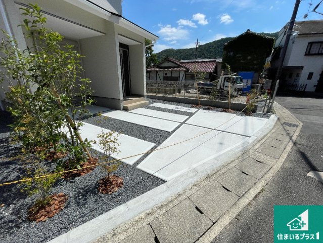 京都市西京区嵐山茶尻町　第2期　新築一戸建ての前面道路含む現地写真|安心の10年保証！外観を美しく保ち、雨水で汚れを落とします！気になることがありましたら、お気軽にお問い合わせください！