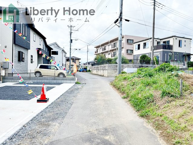 水戸市見川3丁目　新築戸建の前面道路含む現地写真