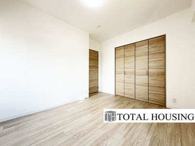 【洋室】 | シーアイマンション領事館通り | 洋室　約8.0帖
心と体をゆったりと安らげる洋室。お部屋のゆとりが大きい分だけ、暮らしの安らぎは深まります。次の日を心地よく迎えたいから、頑張った自身の心と体を労わる設計へ。