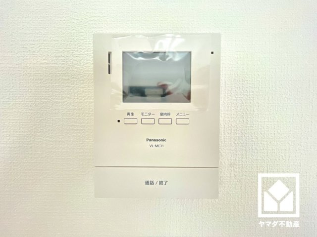 杭瀬第三団地１０号棟の防犯設備|突然の来訪時にも防犯面で心強いモニター付きインターホンを設置。お留守番中のお子様も、室内からスムーズに相手の確認ができます。