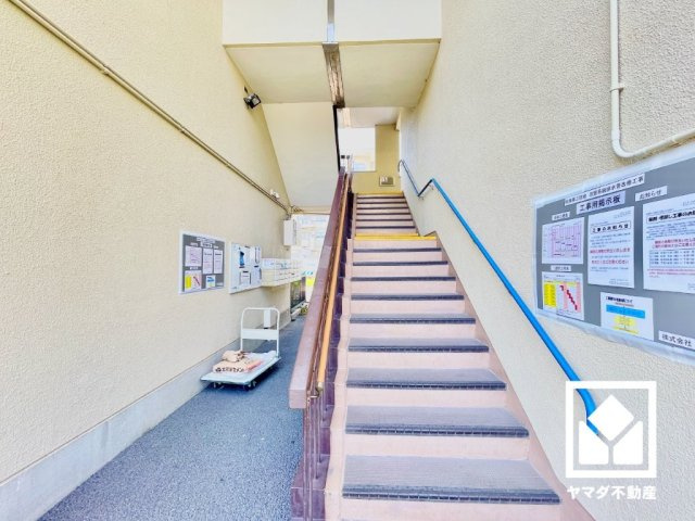 杭瀬第三団地１０号棟のエントランス|定期的な清掃・管理体制が整っており、帰宅時や来客時にも気持ちの良い空間です。