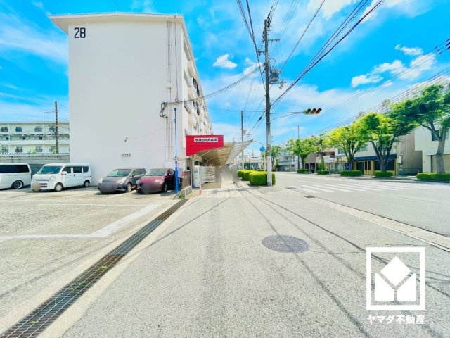 杭瀬第三団地１０号棟の周辺|リフォーム内容①　新調：システムキッチン（食洗機付き）、カップボード、吊戸棚、ユニットバス（追い炊き機能付き）、TVインターホン、洗面所、稼働棚（洗面所）、給湯器（3か所給湯）、トイレ便器、建具全部