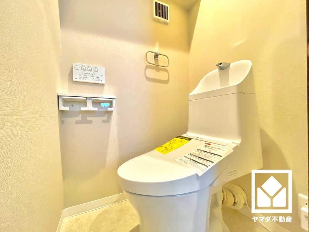 杭瀬第三団地１０号棟のトイレ|明るく清潔感溢れるトイレです。温水洗浄便座付きで、季節を問わずいつでも温かい便座をお使いいただけます。2連トイレットペーパーホルダーなのでお取替えの手間も軽減できます。