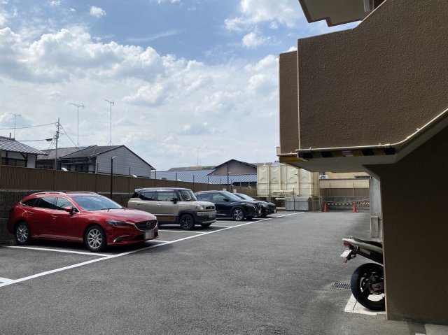 グラン・コート千本一条の駐車場