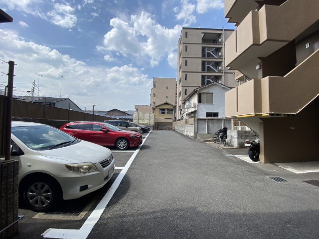 グラン・コート千本一条の駐車場