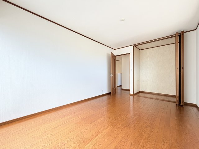 徳島市川内町榎瀬の中古一戸建の洋室|落ち着いた色調の洋室です