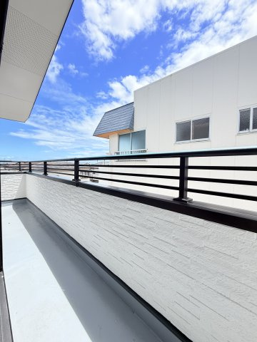 徳島市川内町榎瀬の中古一戸建のバルコニー|広々としたバルコニーです