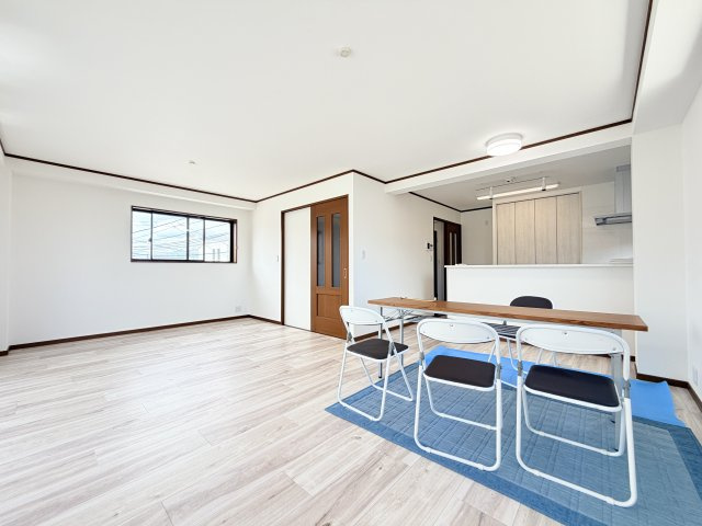 徳島市川内町榎瀬の中古一戸建の居間・リビング|使いやすいリビングです
