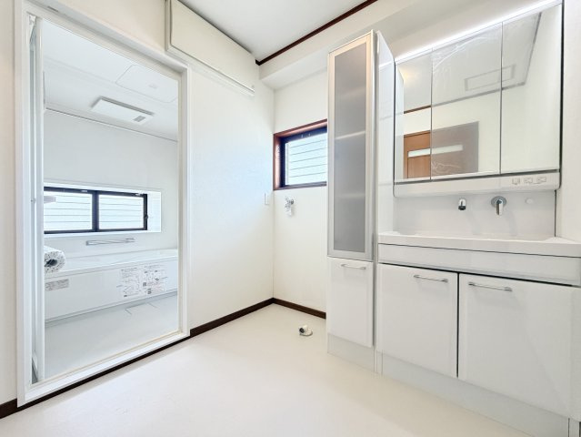 徳島市川内町榎瀬の中古一戸建の独立洗面台|２階：独立洗面台、小物を置くことができて便利です