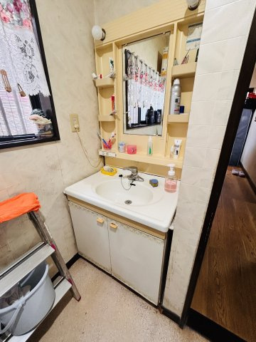 あきる野市平沢　東秋留駅徒歩12分♪1,750万円の4DK中古戸建の独立洗面台|独立洗面台付きで、朝の身支度や帰宅後の手洗いも快適♪