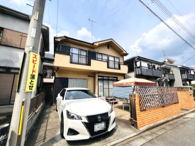 あきる野市平沢　東秋留駅徒歩12分♪1,750万円の4DK中古戸建の外観|すっきりとした外観デザインに加え、広々としたお庭付きの住まいです♪