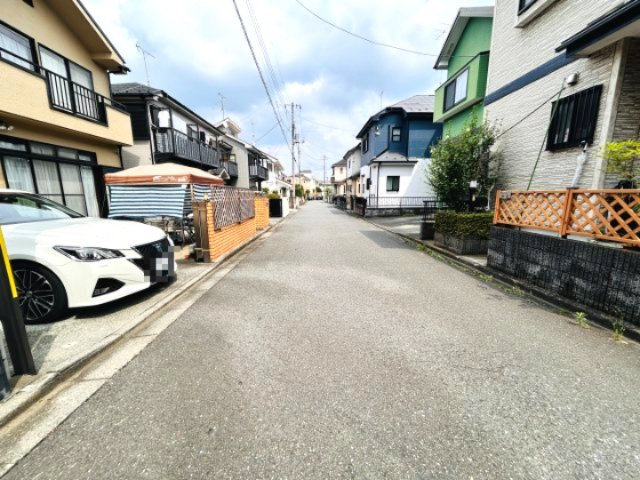 あきる野市平沢　東秋留駅徒歩12分♪1,750万円の4DK中古戸建の前面道路含む現地写真|前面道路は約5.0mあるため、お車の出し入れもスムーズ♪
