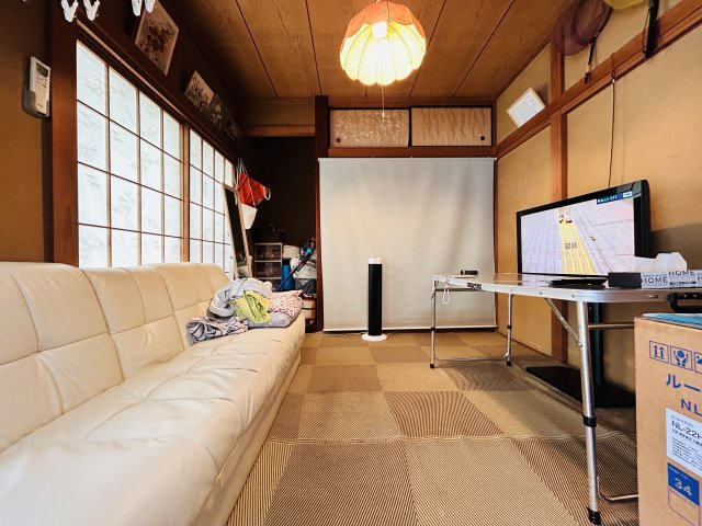 あきる野市平沢　東秋留駅徒歩12分♪1,750万円の4DK中古戸建の居間・リビング|約8.0帖のゆったりとした居間♪ ご家族がくつろぎの時間を過ごせる、居心地の良い空間です◎