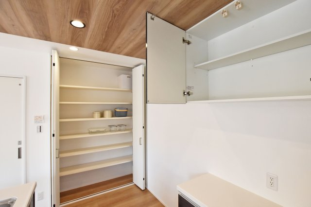 マドレコート高司5丁目新築一戸建て│4LDK+駐車駐輪の収納|キッチン脇のパントリー収納庫は、食品や日用品のストックをまとめ、家事動線を劇的にスムーズにする重要なスペースです。