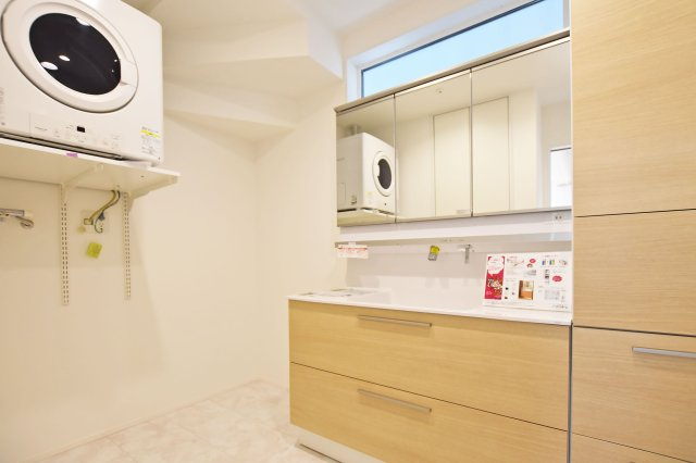 マドレコート高司5丁目新築一戸建て│4LDK+駐車駐輪の独立洗面台|収納量が豊富な[LIXIL製」の三面鏡の洗面化粧台。子供の成長に伴い、物が増えても安心の収納力。本物件は乾太くんが標準装備されています。