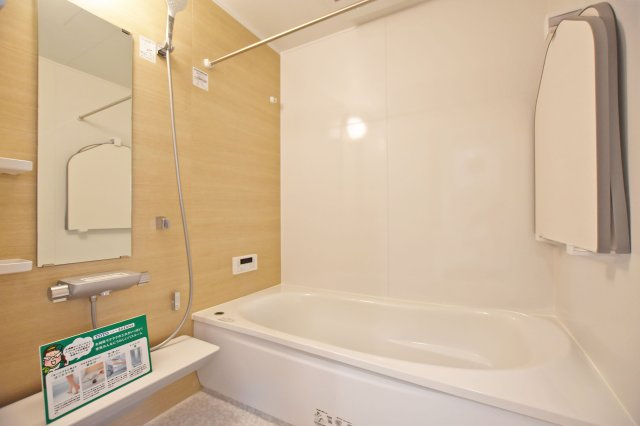 マドレコート高司5丁目新築一戸建て│4LDK+駐車駐輪の浴室|1階浴室の内観写真です。浴室暖房乾燥機付きのユニットバス。小窓付きで広々としており、1日の疲れをしっかり癒せる空間となっております。
