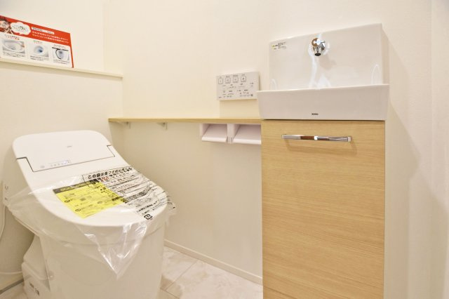 マドレコート高司5丁目新築一戸建て│4LDK+駐車駐輪のトイレ|1階トイレはタンクレストイレ、手洗い器が採用されています。