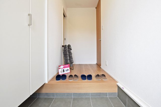 マドレコート高司5丁目新築一戸建て│4LDK+駐車駐輪の玄関|1階玄関入ってすぐの内観写真です。シューズボックスに土間クロークを備えた収納量・動線ともに優れた設計。