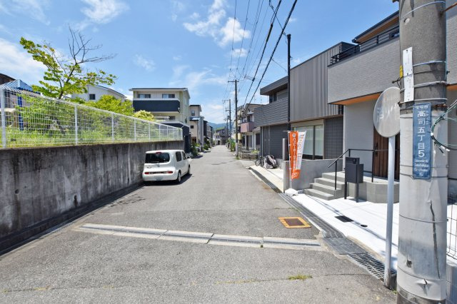 マドレコート高司5丁目新築一戸建て│4LDK+駐車駐輪の前面道路含む現地写真|南側道路幅員は約6.4ｍで駐車の際もラクラクです。