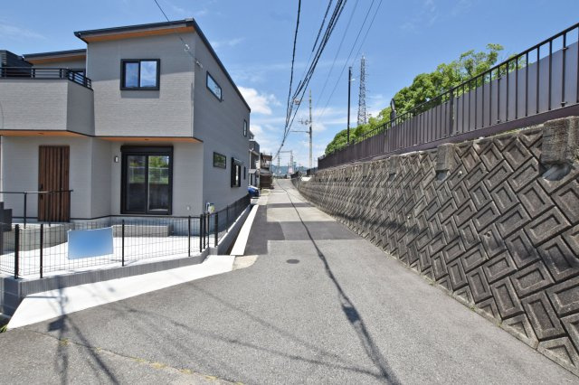 マドレコート高司5丁目新築一戸建て│4LDK+駐車駐輪の前面道路含む現地写真|東側道路幅員は約4ｍです。