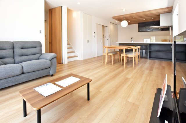 マドレコート高司5丁目新築一戸建て│4LDK+駐車駐輪の居間・リビング|リビング階段や対面式キッチンで家族同士のつながりを感じやすい設計を基調としています。ダウンライトや折り下げ天井を採用し、魅力満載の住空間に仕上がりました。