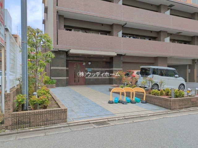 ドムール春日部　中古マンションのエントランス