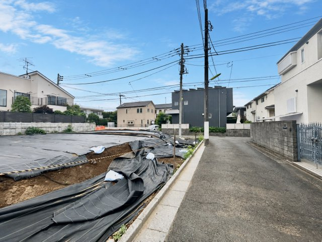 世田谷区成城7丁目　新築戸建　全2棟の前面道路含む現地写真|現地写真（2026.06.22撮影）

現地ご見学希望・資料請求などお気軽にお問い合わせ下さい！
03-5990-5201
