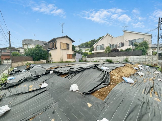世田谷区成城7丁目　新築戸建　全2棟の外観|現地写真（2026.06.22撮影）

現地ご見学希望・資料請求などお気軽にお問い合わせ下さい！
03-5990-5201