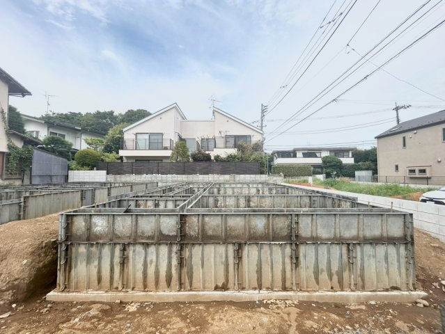 世田谷区成城7丁目　新築戸建　全2棟の外観|2026.08.28撮影

現地ご見学希望・資料請求などお気軽にお問い合わせ下さい！
03-5990-5201