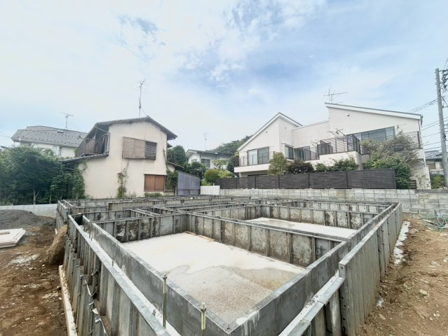 世田谷区成城7丁目　新築戸建　全2棟の外観|2026.08.28撮影

現地ご見学希望・資料請求などお気軽にお問い合わせ下さい！
03-5990-5201