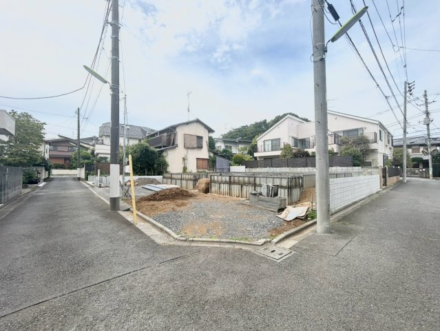 世田谷区成城7丁目　新築戸建　全2棟の前面道路含む現地写真|2026.08.28撮影

現地ご見学希望・資料請求などお気軽にお問い合わせ下さい！
03-5990-5201