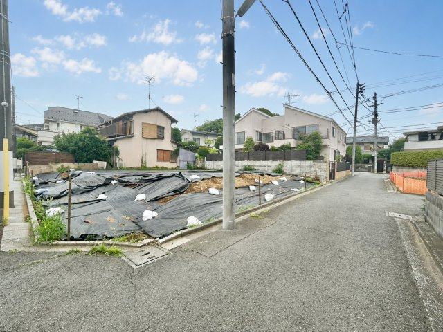 世田谷区成城7丁目　新築戸建　全2棟の前面道路含む現地写真|現地写真（2026.06.22撮影）

現地ご見学希望・資料請求などお気軽にお問い合わせ下さい！
03-5990-5201