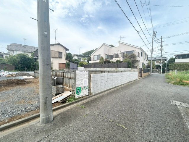 世田谷区成城7丁目　新築戸建　全2棟の前面道路含む現地写真|2026.08.28撮影

現地ご見学希望・資料請求などお気軽にお問い合わせ下さい！
03-5990-5201