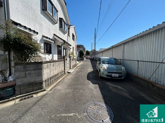 24(土)25(日)現地説明会！◆松原市小川　第4期　新築一戸建ての前面道路含む現地写真|周辺は閑静な住宅街！前面道路広々で車の出し入れも便利です。駐車が苦手な方でも安心して車庫入れできます！