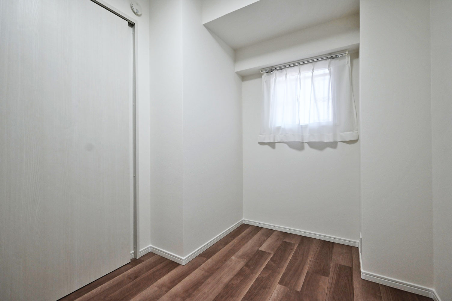 朝日プラザ中津の洋室|洋室約3.7帖
子ども部屋に適した広さがあり、学習机やベッドもゆったりとレイアウトできます。