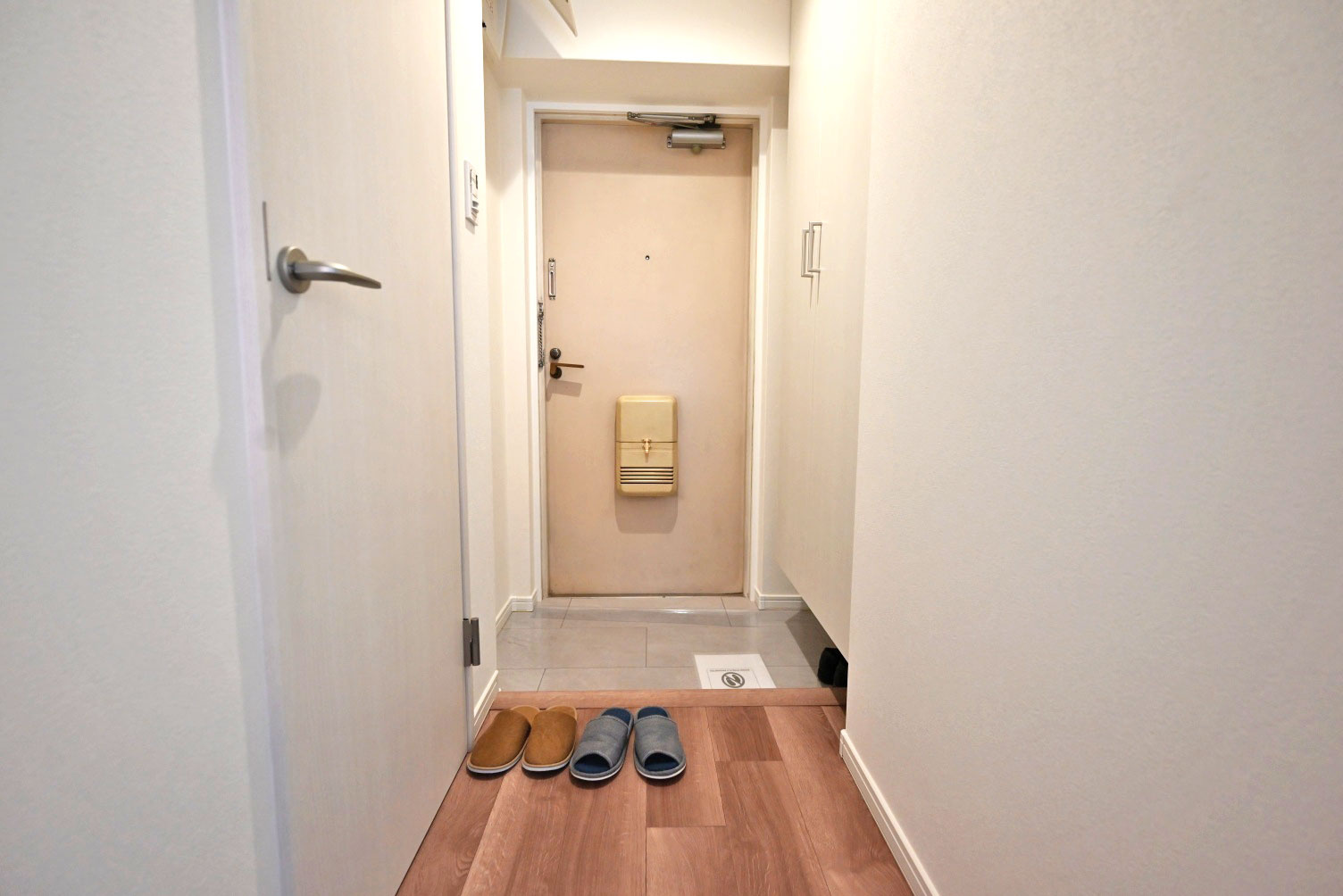 朝日プラザ中津の玄関|玄関はすっきりとした広さを確保し、靴の脱ぎ履きがしやすい設計です。
