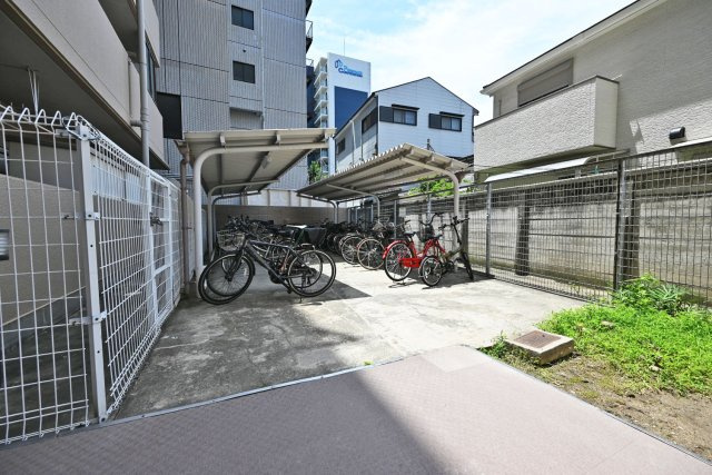 朝日プラザ中津の駐輪場|近隣に小学校があり、安心の通学環境です。