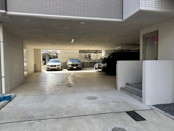パルティール神宮前の駐車場