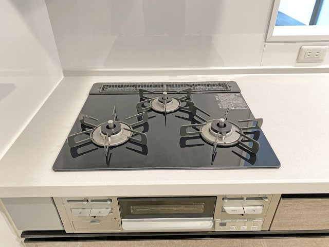 【瑞穂区井の元町Ⅲ 2号棟】駐車並2台×LaundryRのその他|○同仕様施工例　キッチン3口ガスコンロ