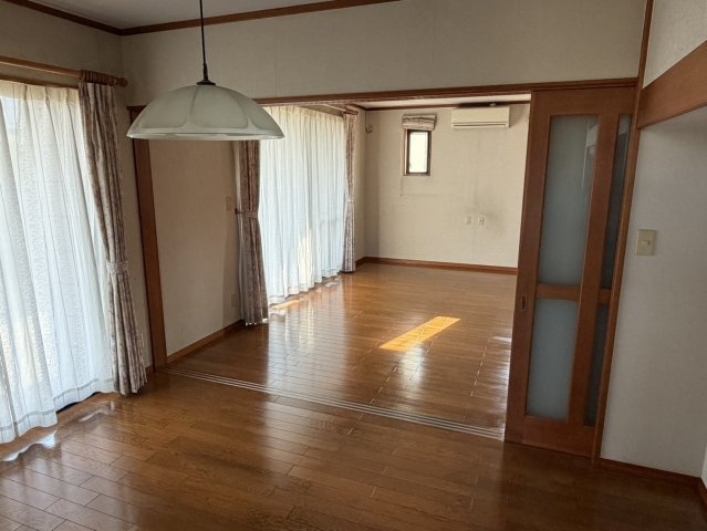 中古戸建　甘楽町福島の居間・リビング|扉を全開放すれば、ゆったりとしたLDKです。
