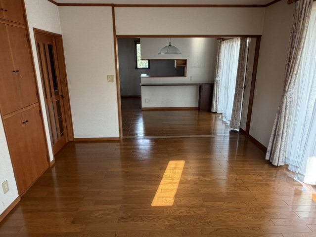 中古戸建　甘楽町福島の居間・リビング|室温調整や来客対応など、空間を仕切って効率よく使うこともできます。