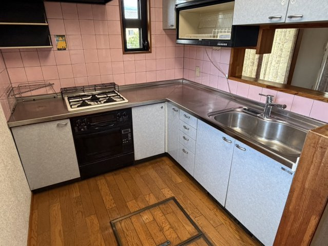 中古戸建　甘楽町福島のキッチン|Ｌ型のシステムキッチンです。調理スペースも余裕があります。