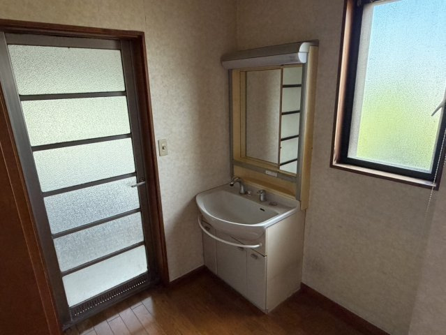 中古戸建　甘楽町福島の独立洗面台|1F洗面台
浴室周辺には換気用の窓もしっかり配置。