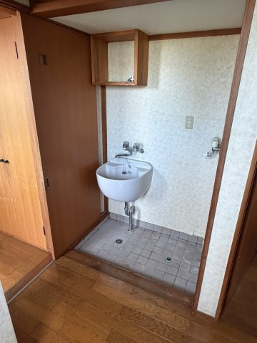 中古戸建　甘楽町福島のランドリースペース|予洗いに便利な流し付きです。お洗濯にこだわりのある方にはうれしい設備です。