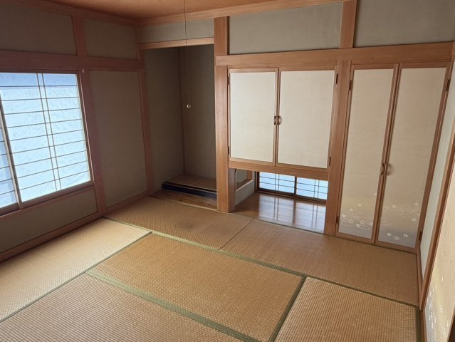 中古戸建　甘楽町福島の和室|1F和室です。床の間には、伝統飾りや季節の花などが映えますね。