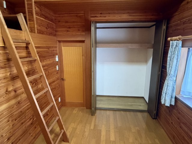 中古戸建　甘楽町福島の洋室|2Ｆ洋室：子供室ロフト付　簡易階段をあがった先は遊び心のある秘密空間に。